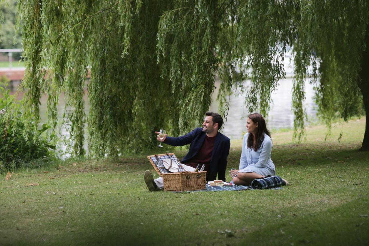 Отель The Runnymede On Thames (Adults Only) Эгэм Экстерьер фото