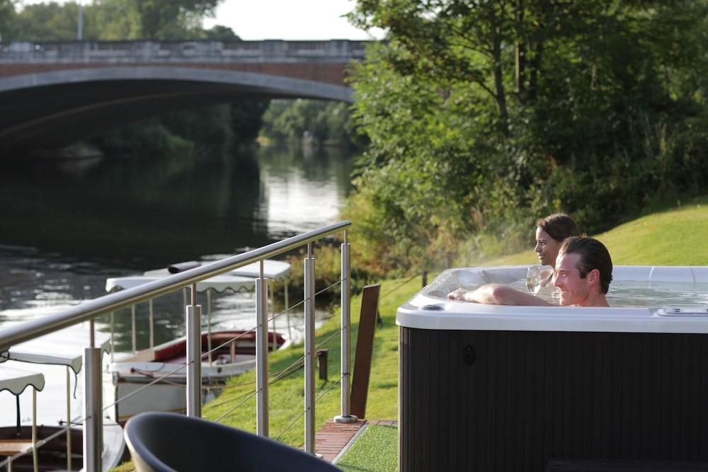 Отель The Runnymede On Thames (Adults Only) Эгэм Экстерьер фото